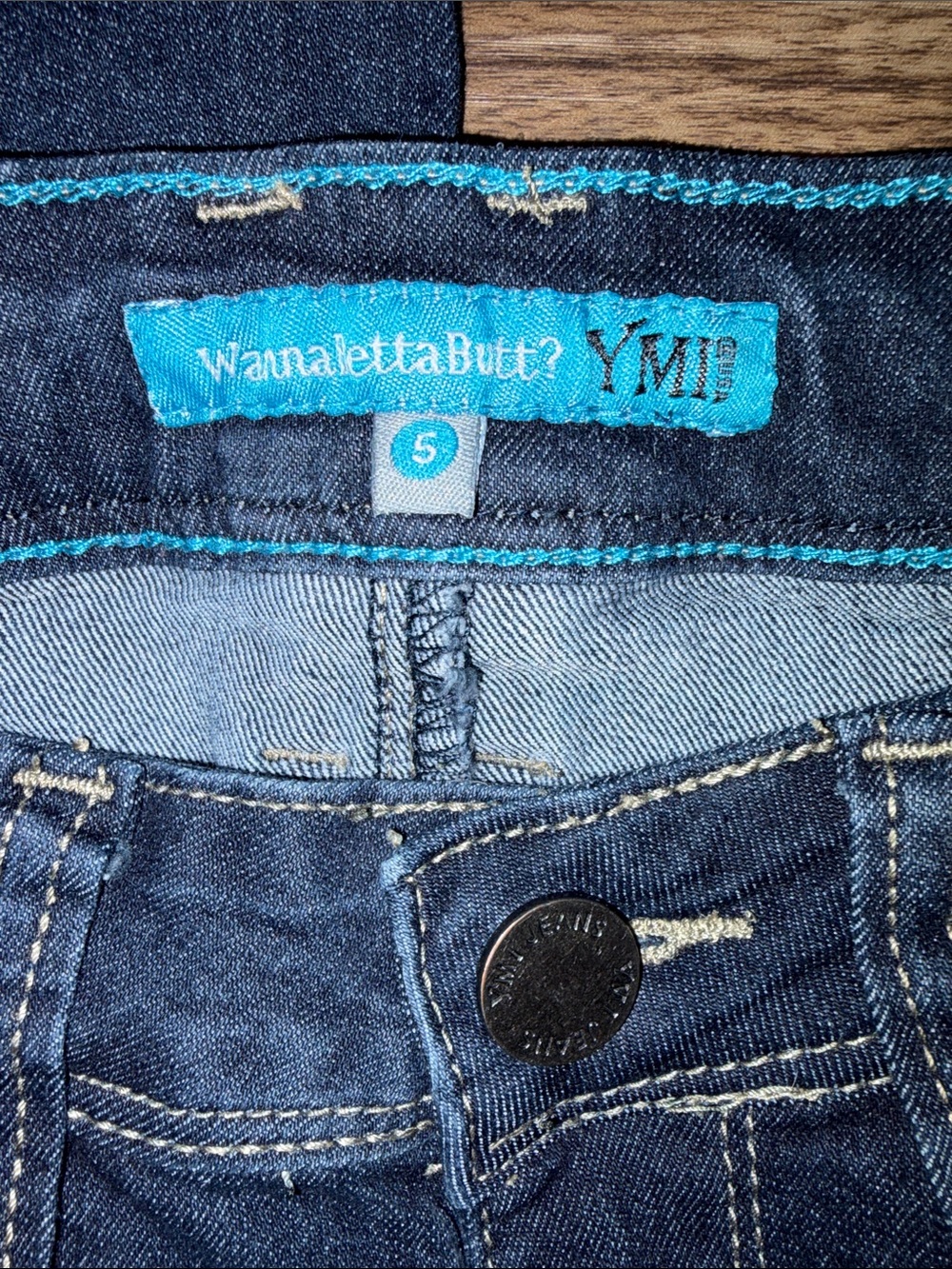 Juniors “Wanna Betta Butt?” Capri Jeans - Picture 4 of 4